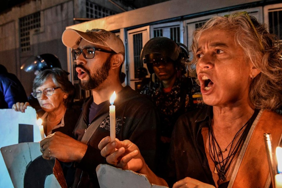 Manifestantes protestam na frente da sede da polícia política da Venezuela | JUAN BARRETO/AFP
