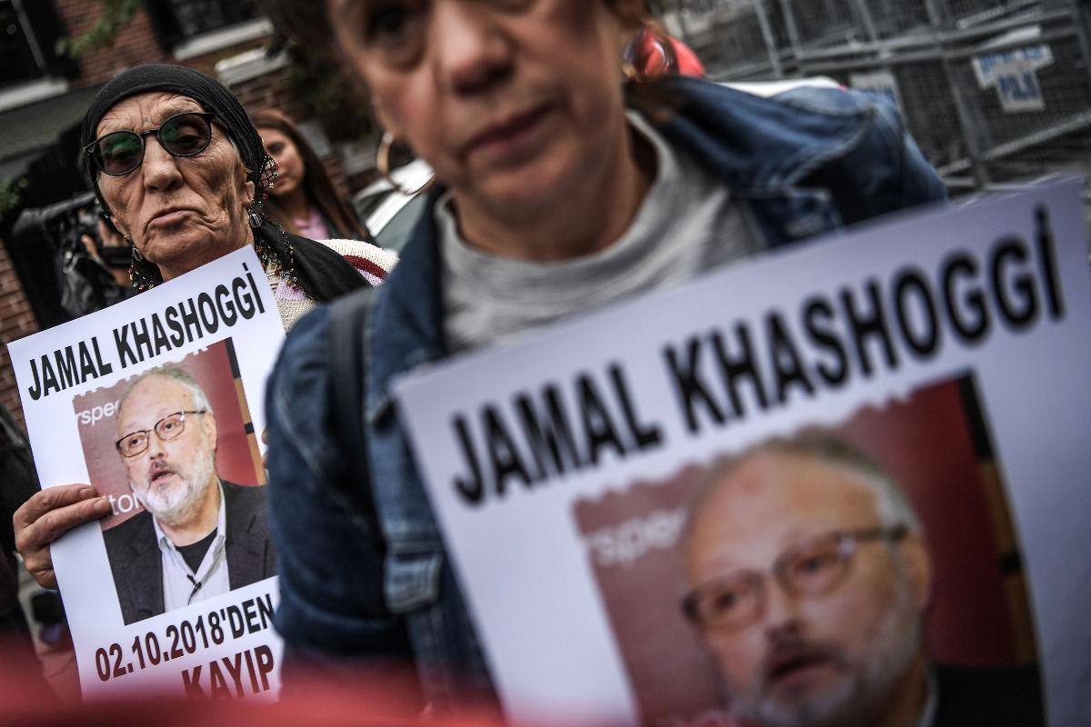 Manifestantes seguram cartazes com a foto do jornalista Jamal Khashoggi em frente ao consulado saudita em Istambul, na Turquia | OZAN KOSE/AFP