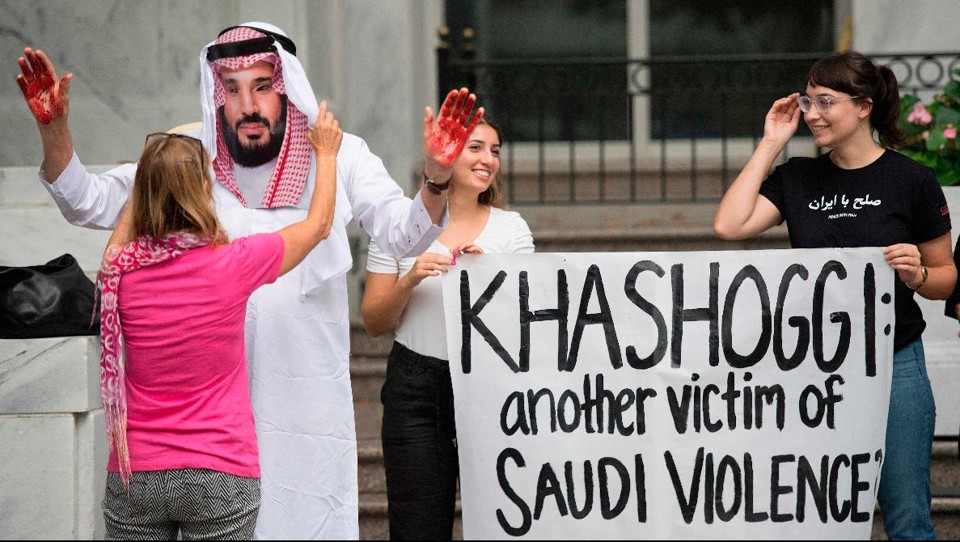 Manifestantes protestam contra o príncipe herdeiro da Arábia Saudita em Washington | JIM WATSON/AFP