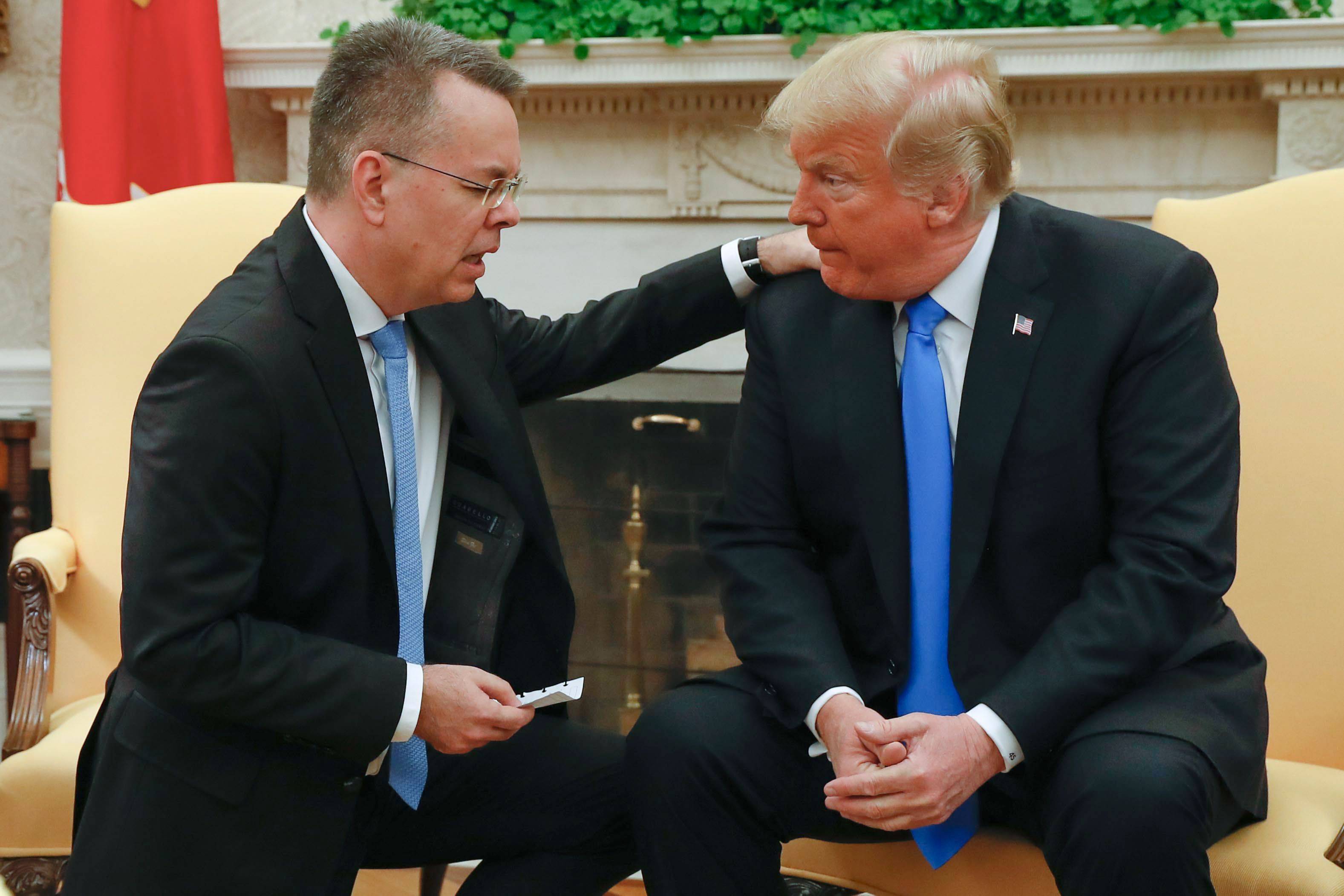 Andrew Brunson (à esquerda) agradeceu a Donald Trump pelo esforço para conseguir sua liberdade. | Roberto Schmidt/AFP