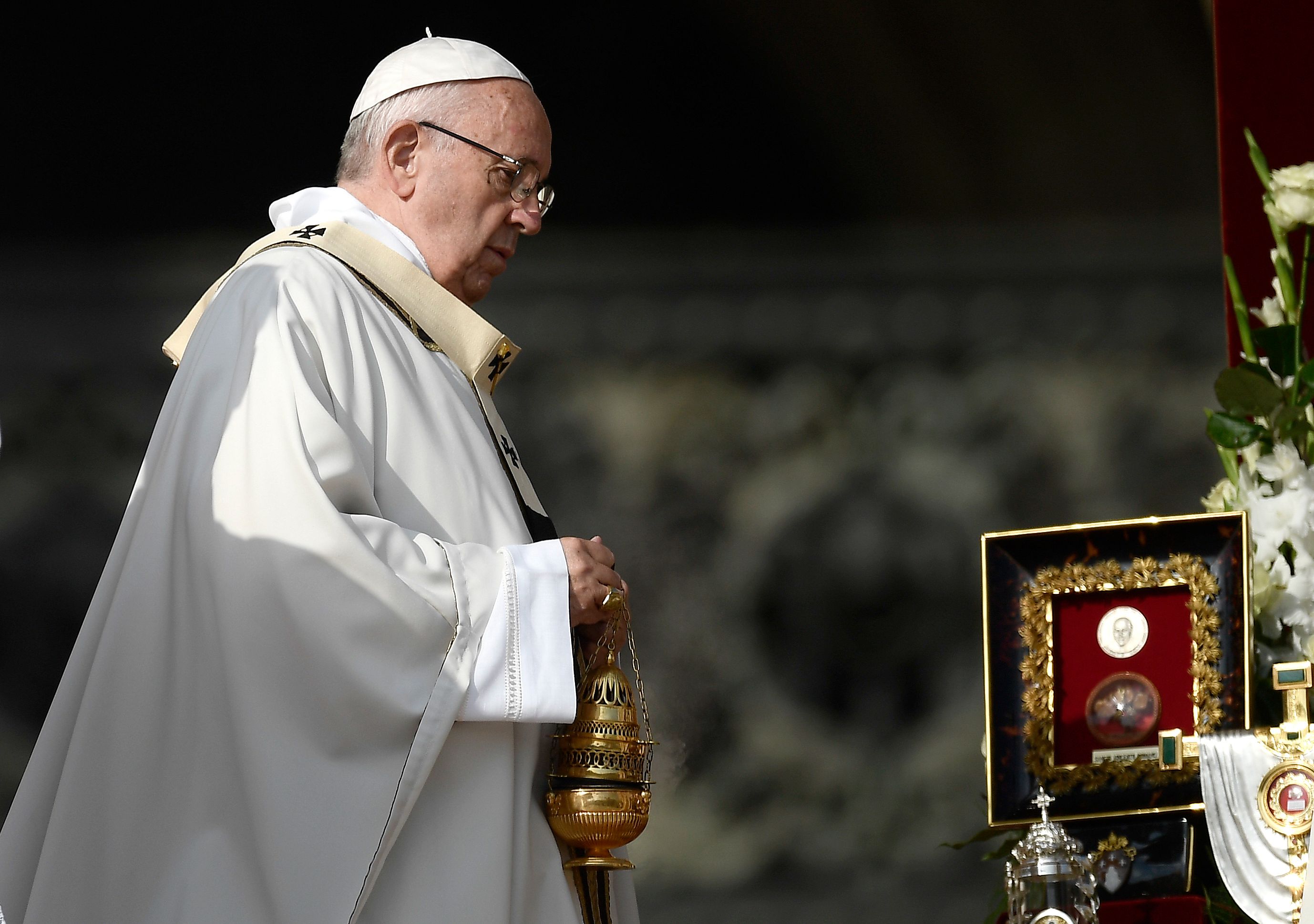 Francisco incensa relíquias dos novos santos: o papa usou casula de Paulo VI e o cíngulo ensanguentado de dom Oscar Romero | Filippo Monteforte/AFP