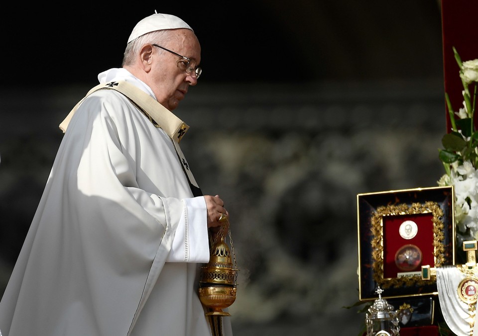 Francisco incensa relíquias dos novos santos: o papa usou casula de Paulo VI e o cíngulo ensanguentado de dom Oscar Romero | Filippo Monteforte/AFP