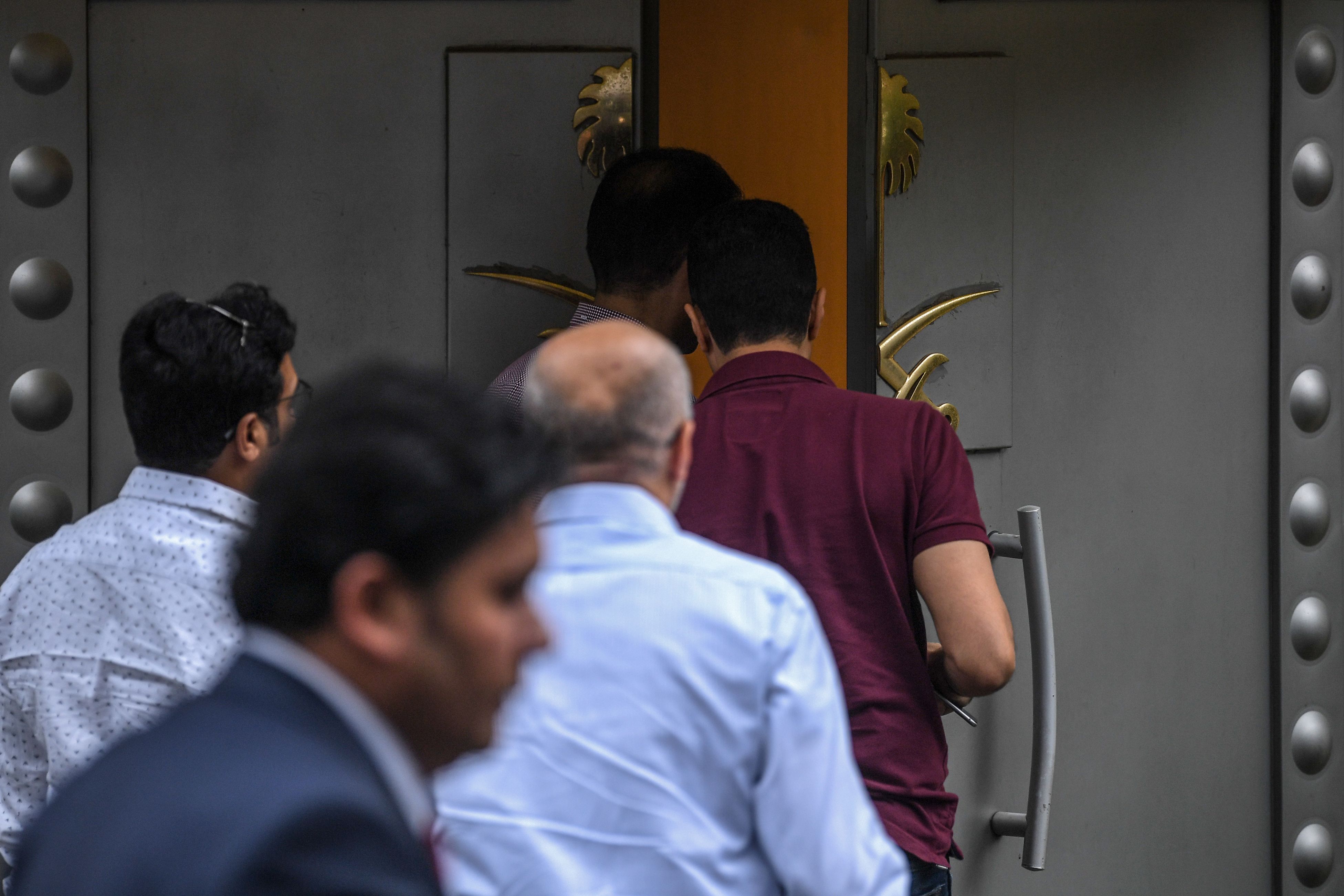 Autoridades sauditas estiveram no consulado do país na Turquia, neste domingo para uma investigação sobre o desaparecimento de Jamal Khashoggi. | Ozan Kose/AFP
