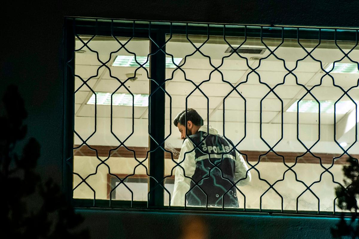 Policiais turcos realizam investigações no consulado saudita em Istanbul | BULENT KILIC/AFP