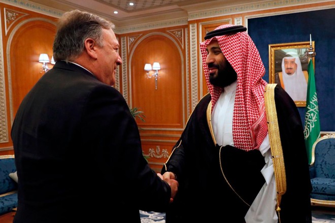 O secretário de Estado dos EUA, Mike Pompeo (E), cumprimenta o príncipe saudita Mohammed bin Salman em Riad, nesta terça (16) | LEAH MILLIS/AFP