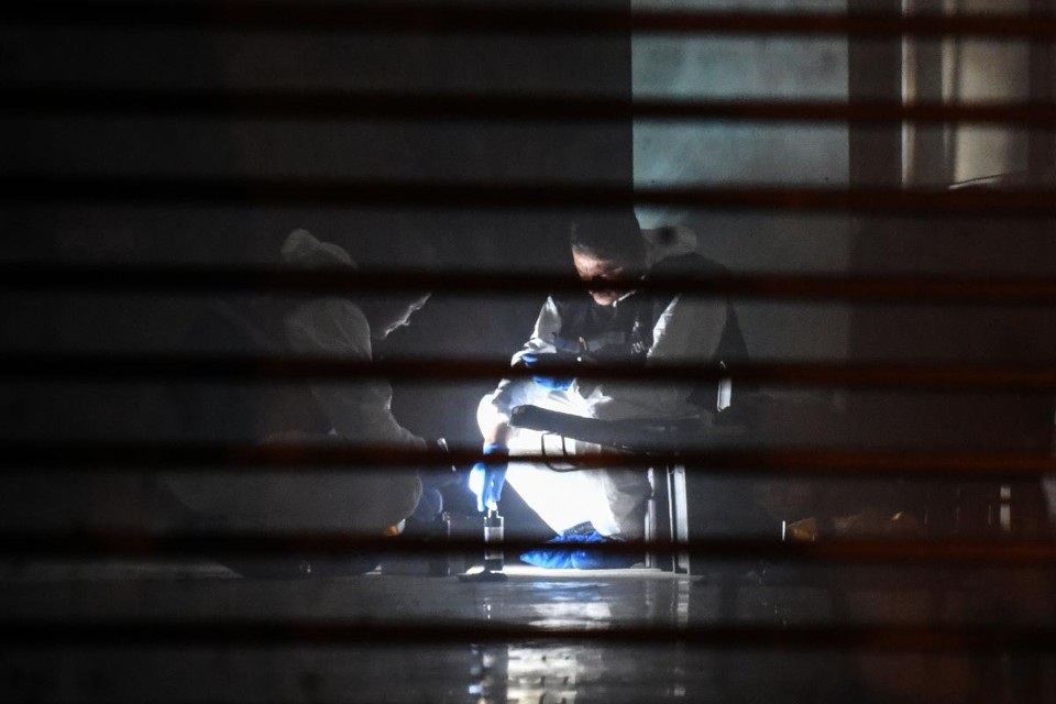 Investigadores forenses turcos procuram evidências na garagem do cônsul da Arábia Saudita, Mohammad al-Otaibi | OZAN KOSE/AFP