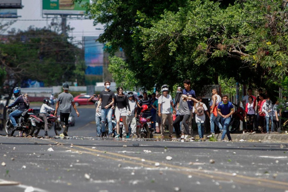 Nesta foto de arquivo tirada em 19 de abril, estudantes entram em confronto com a polícia de choque, em Manágua | INTI OCON/AFP