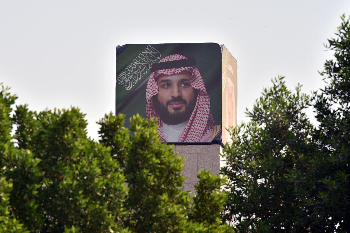 Outdoor com a foto do príncipe herdeiro saudita, Mohammed bin Salman, em Riad | FAYEZ NURELDINE/AFP