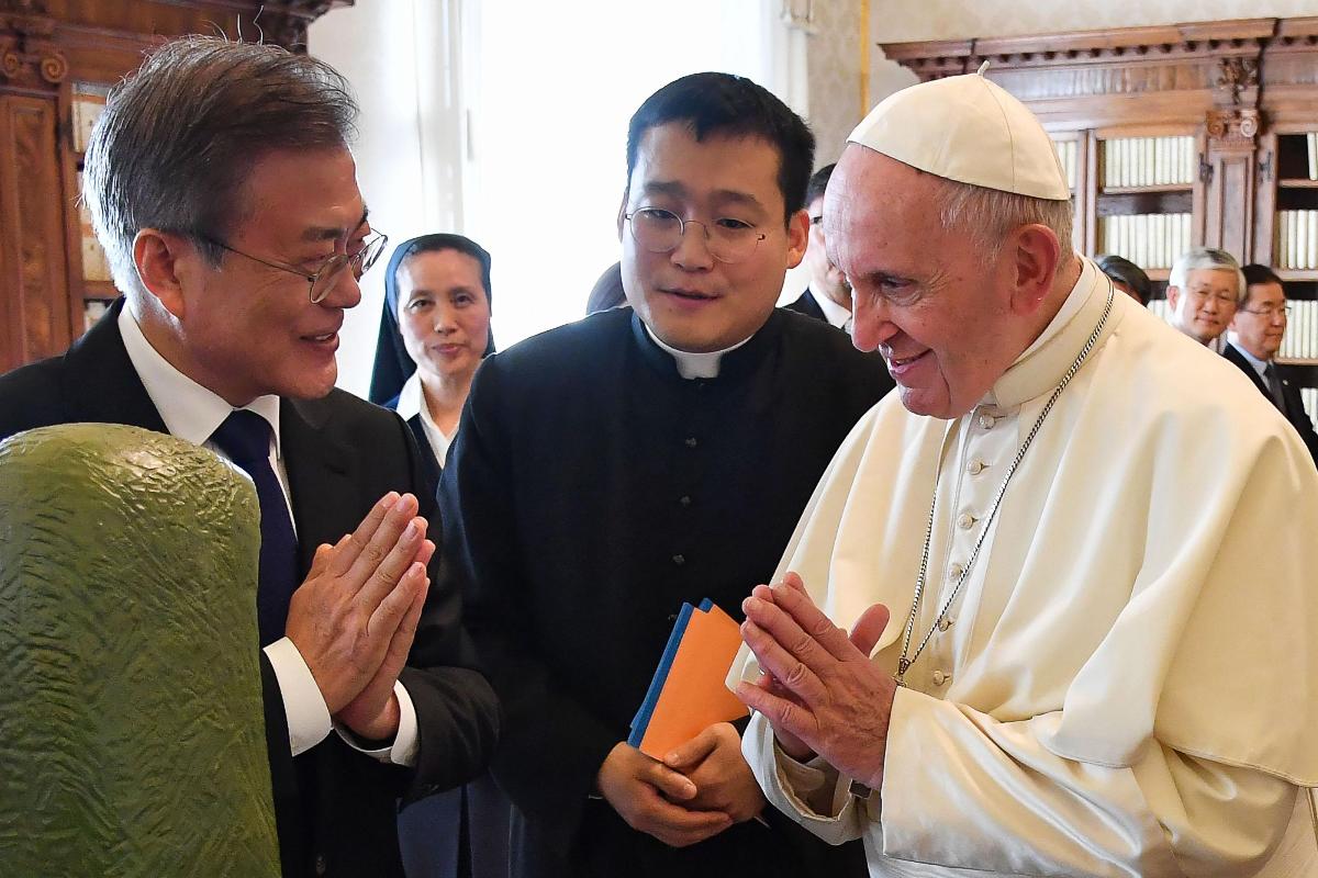 Presidente da Coreia do Sul, Moon Jae-in e papa Francisco trocam cumprimentos | ALESSANDRO DI MEO/AFP