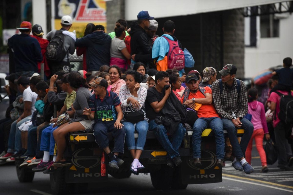 Migrantes hondurenhos que fazem parte de caravana lotam carro na Cidade da Guatemala | JOHAN ORDONEZ/AFP