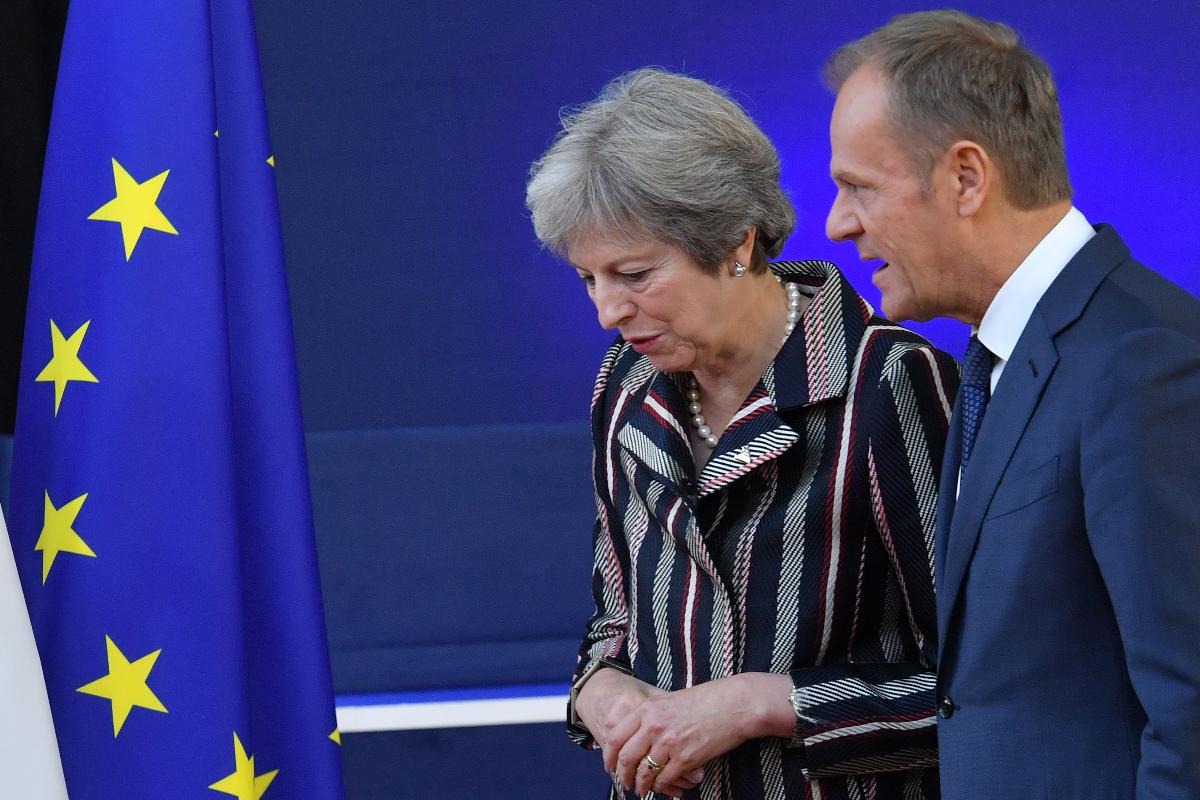 Primeira-ministra britânica Theresa May conversa com o presidente do Conselho Europeu, Donald Tusk, durante cúpula da UE nesta sexta (19) | EMMANUEL DUNAND/AFP
