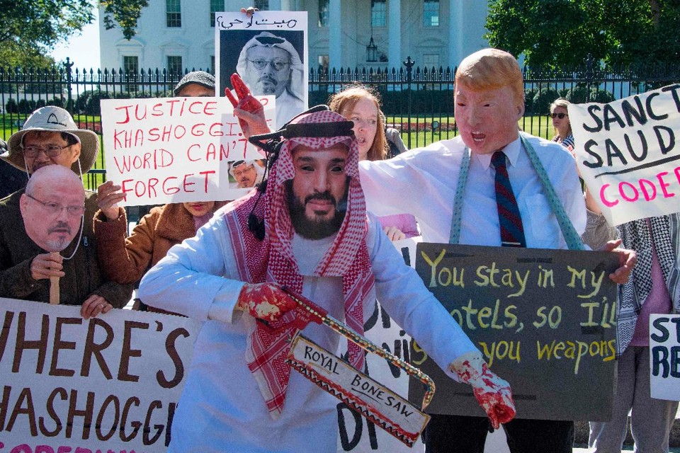 Manifestantes protestam, na frente da Casa Branca, contra o desaparecimento de Jamal Khashoggi | JIM WATSONAFP