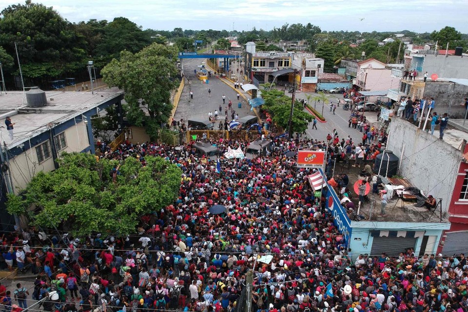 Milhares de migrantes hondurenhos se preparam para cruzar a ponte que separa a Guatemala do México | CARLOS ALONZOAFP