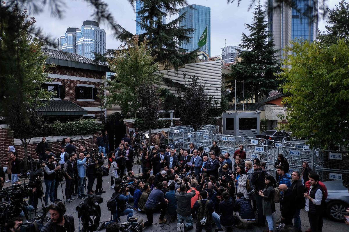Jornalistas em frente ao consulado da Arábia Saudita em Istambul, na Turquia | YASIN AKGUL/AFP