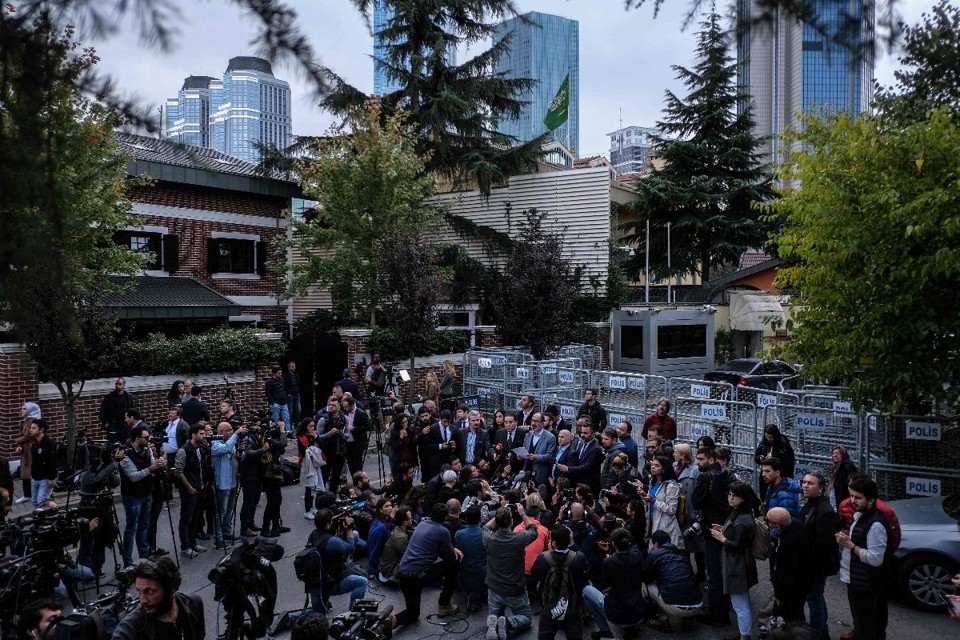 Jornalistas em frente ao consulado da Arábia Saudita em Istambul, na Turquia | YASIN AKGUL/AFP