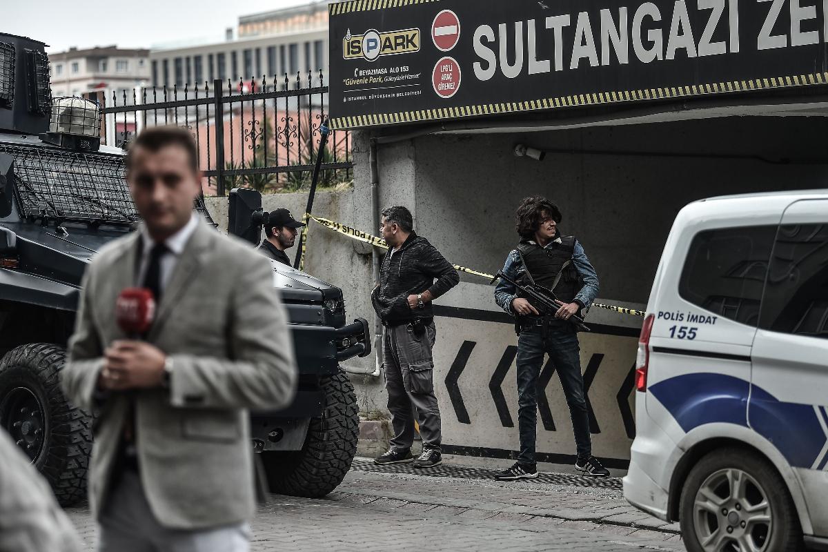 Jornalista informa que a polícia turca monta guarda na entrada de um estacionamento subterrâneo, no distrito de Sultangazi, em Istambul, onde foi encotnrado um carro abandonado pertencente ao consulado saudita | OZAN KOSE/AFP