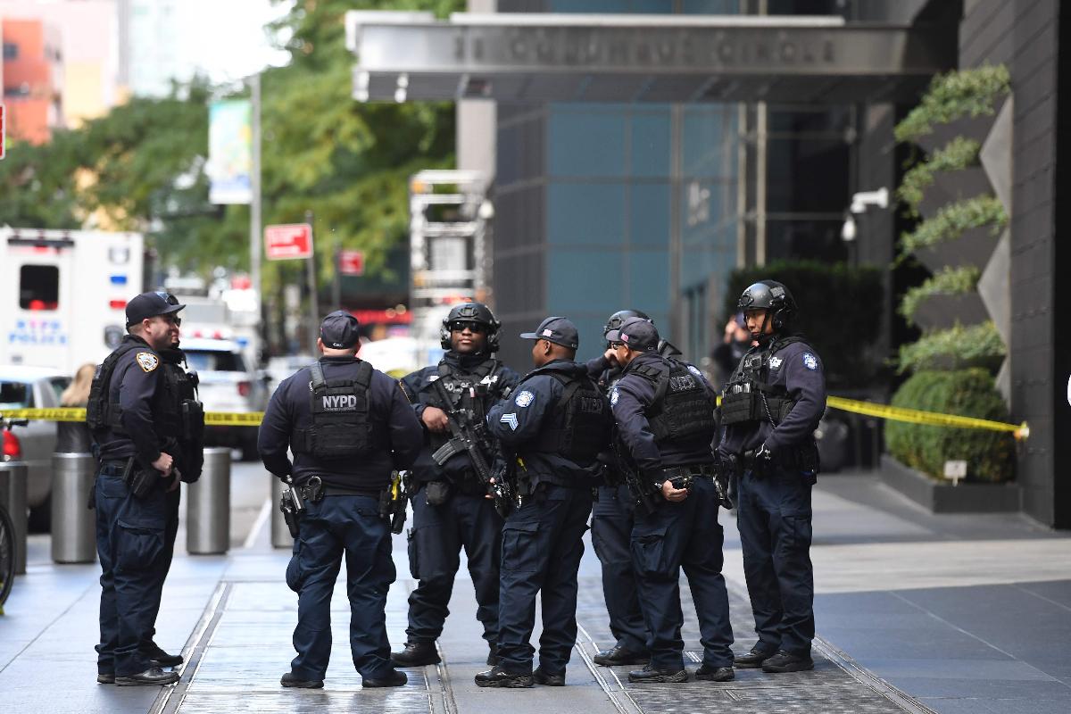 Policiais montam guarda em frente ao prédio onde fica o escritório da CNN em Nova York | TIMOTHY A. CLARYAFP
