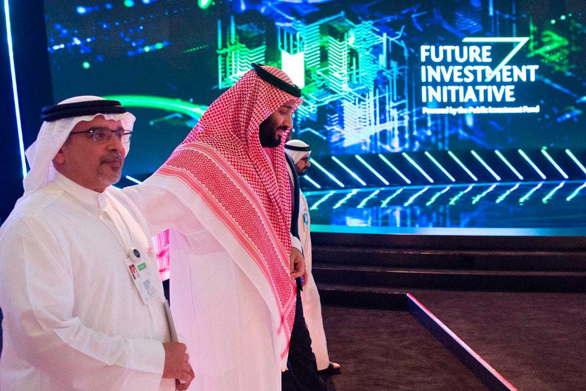 Príncipe herdeiro saudita Mohammed bin Salman (centro) e o príncipe herdeiro do Bahrein Salman bin Hamad bin Isa Al-Khalifa, durante conferência conhecida como ‘Davos no deserto’ | BANDAR AL-JALOUD/AFP