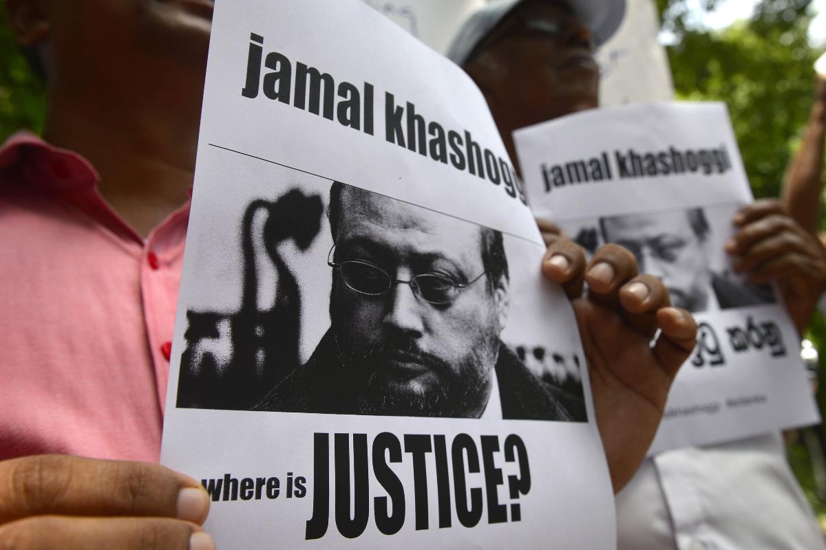 Membros da associação de jornalistas do Sri Lanka seguram cartazes com a imagem do jornalista saudita Jamal Khashoggi durante uma manifestação em frente à embaixada saudita em Colombo, Sri Lanka | LAKRUWAN WANNIARACHCHI/AFP