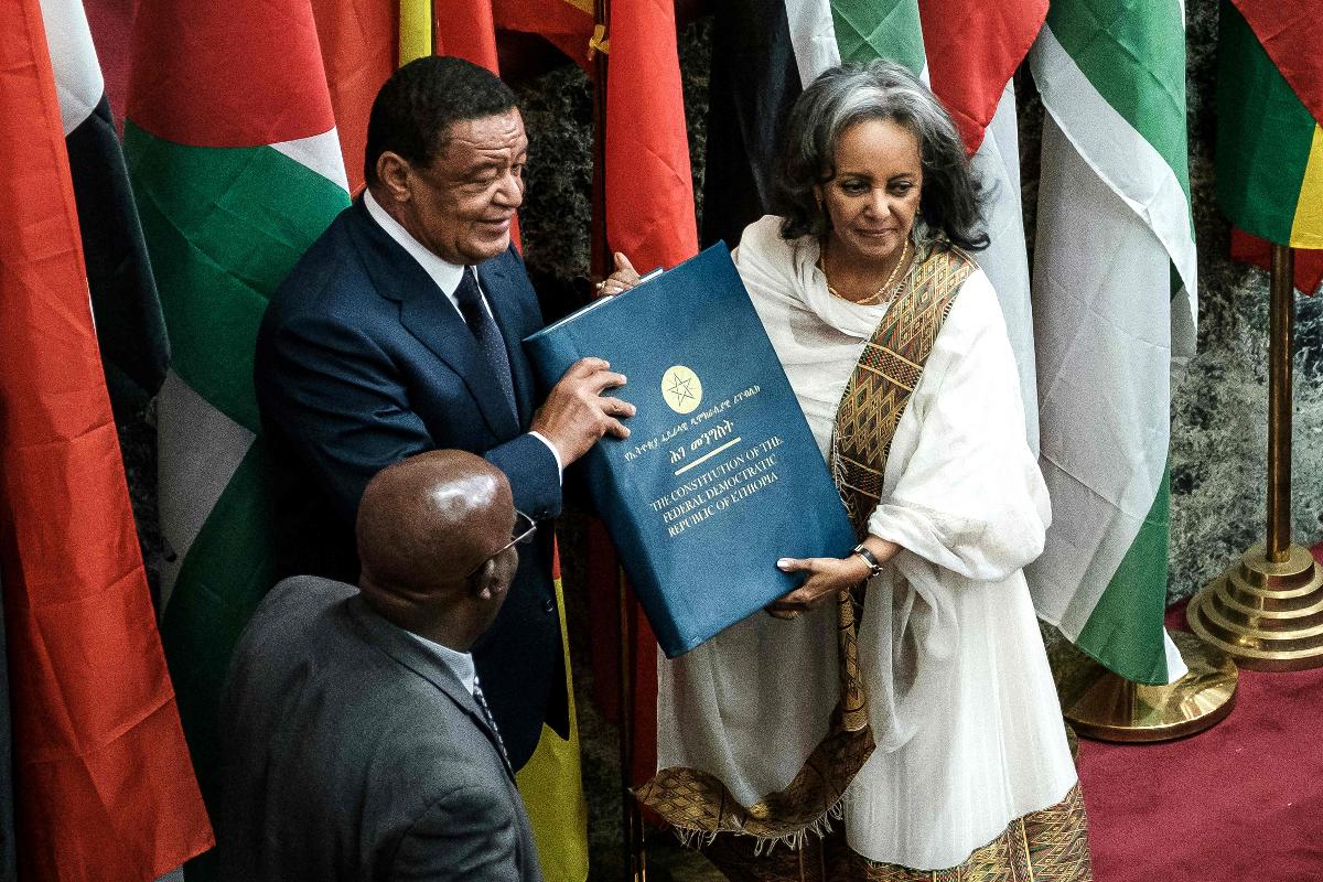 A primeira presidente mulher da Etiópia, Sahle-Work Zewde, recebe uma representação da Constituição do ex-presidente Mulatu Teshomea, no Parlamento em Addis Abeba | EDUARDO SOTERAS/AFP
