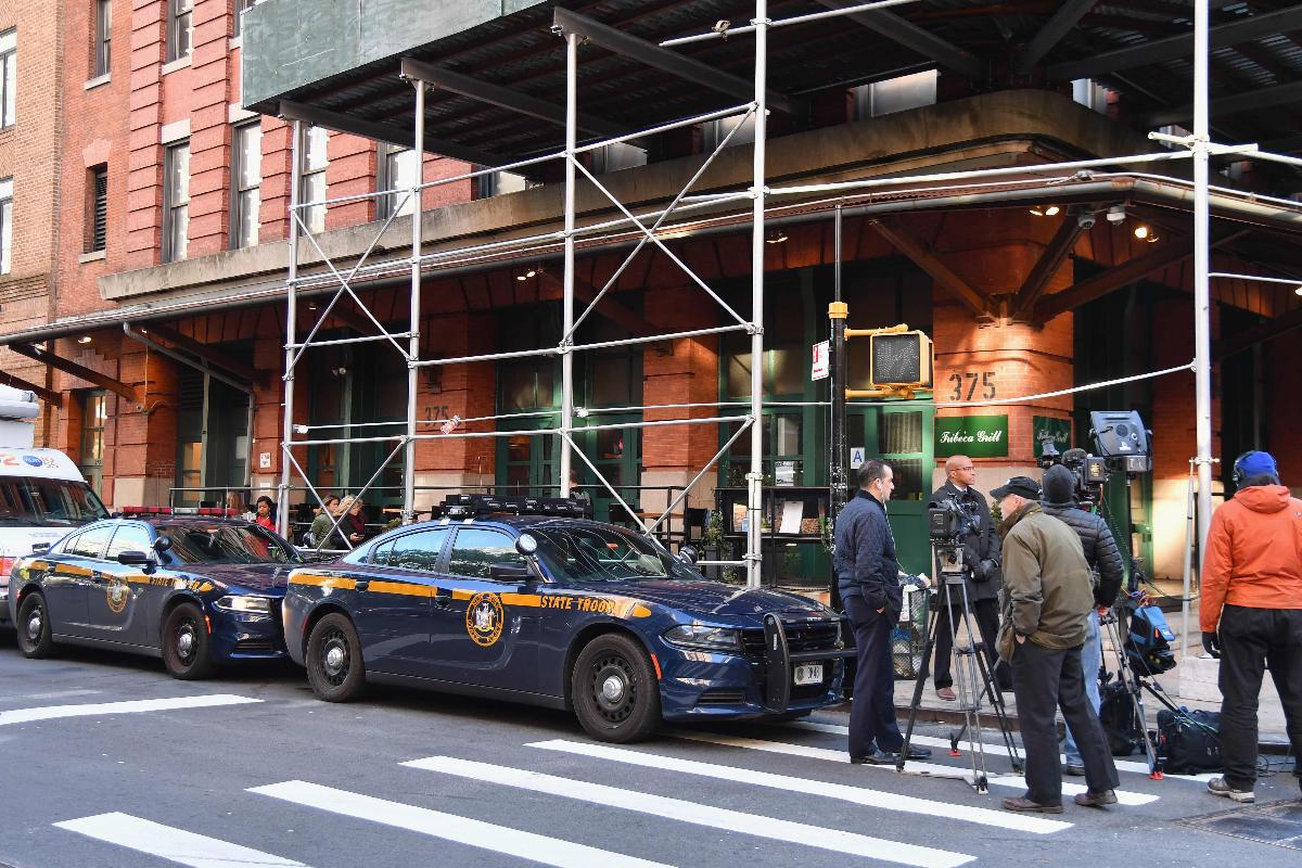 Policiais e repórteres na frente do escritório de Robert de Niro, de onde foi removido um pacote que, segundo a polícia, era muito parecido com os dispositivos localizados nas últimas 48 horas | ANGELA WEISS/AFP