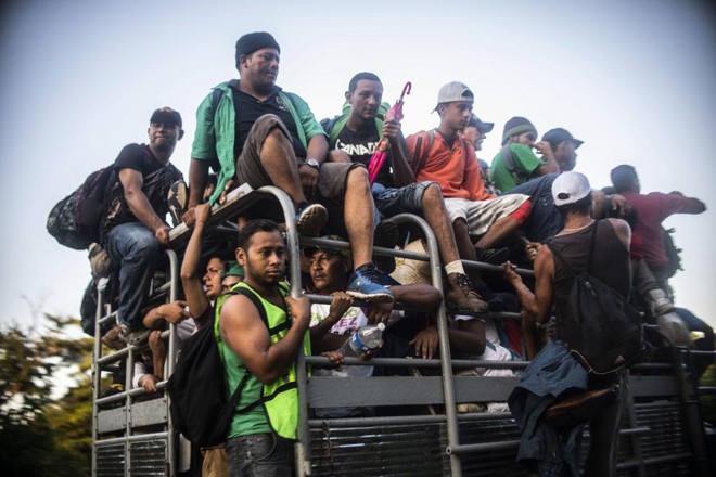 Hondurenhos seguem em caravana em direção à fronteira entre o México e os Estados Unidos | PEDRO PARDO/AFP