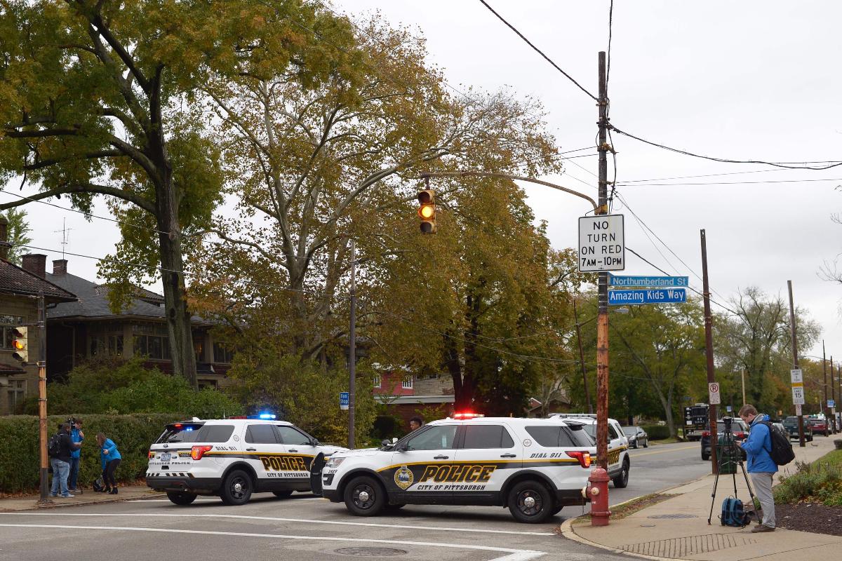 Polícia bloqueia uma estrada perto da sinagoga Árvore da Vida, depois que um atirador abriu fogo em Squirrel Hill, Pensilvânia | ERIC BARADAT/AFP
