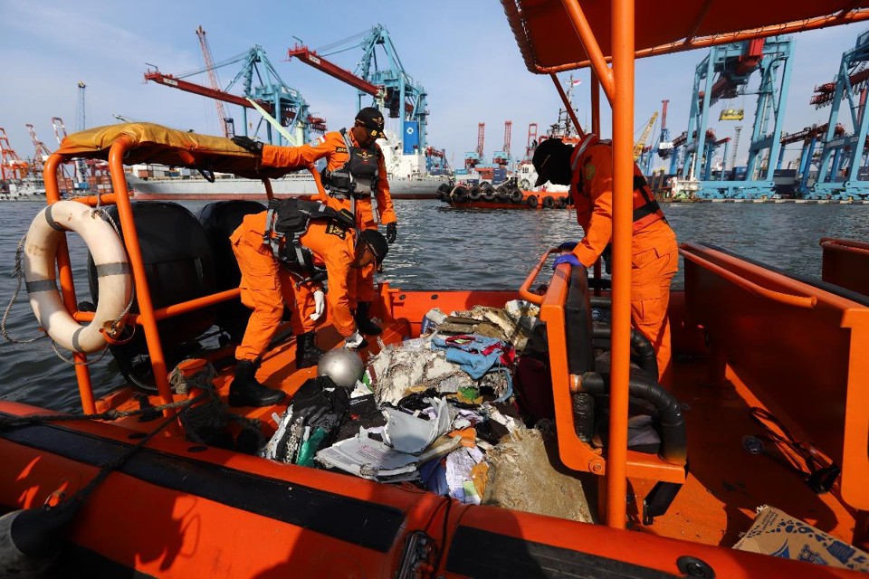 Equipe de resgate recuperam itens pessoais e destroços do mar onde o voo da Lion Air caiu na costa norte da Indonésia | RESMI MALAU/AFP
