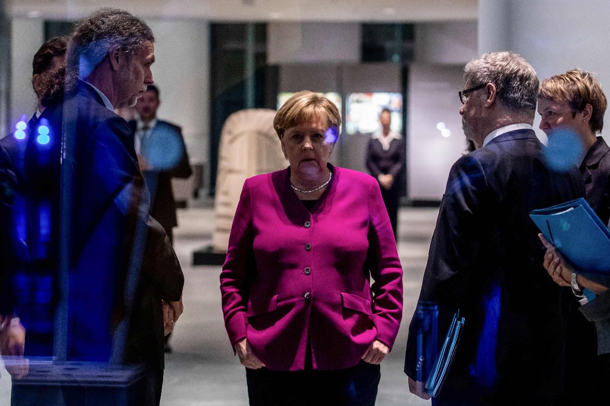 A chanceler alemã Angela Merkel aguarda o presidente da África do Sul, em conferência em Berlim, em 29 de outubro | KAY NIETFELD/ AFP