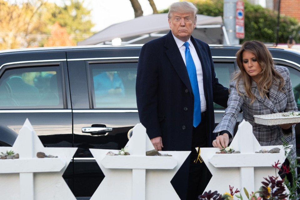 Presidente Donald Trump e a primeira-dama Melania Trump visitam memorial em homenagem às vítimas do tiroteio na sinagoga Tree of Life, em Pittsburgh | SAUL LOEB/AFP