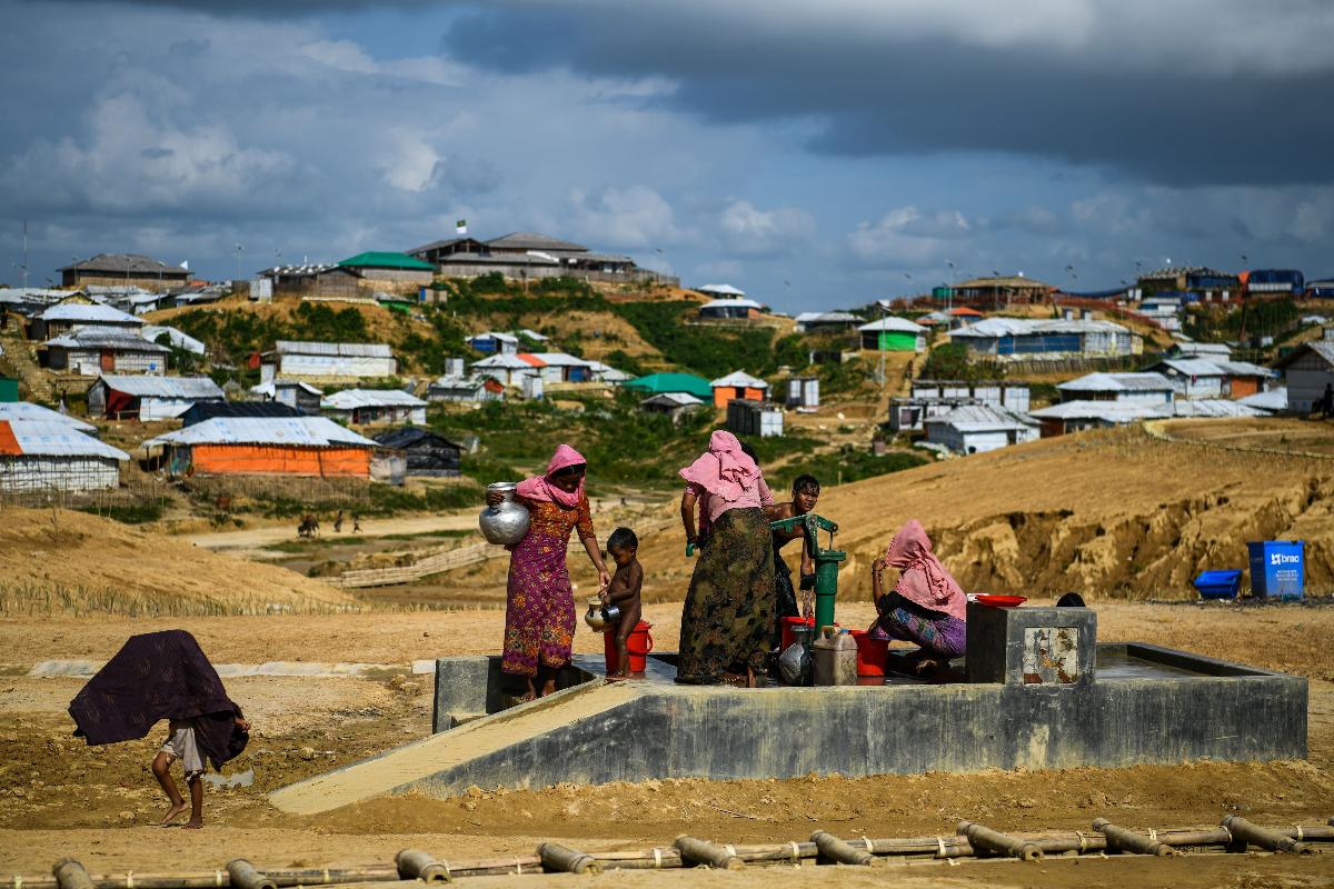 Nesta foto de arquivo tirada em 8 de agosto de 2018, refugiados Rohingya coletam água no campo de refugiados de Kutupalong, em Ukhia, Bangladesh | CHANDAN KHANNA/AFP