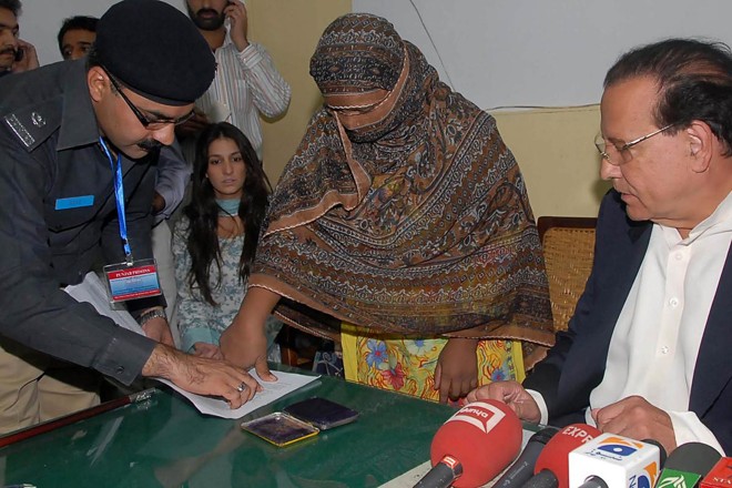 Esta foto de 20 de novembro de 2010, divulgada pela Direção Geral de Relações Públicas (DGPR) do Punjab, mostra a cristã paquistanesa Asia Bibi | Distribuição/AFP