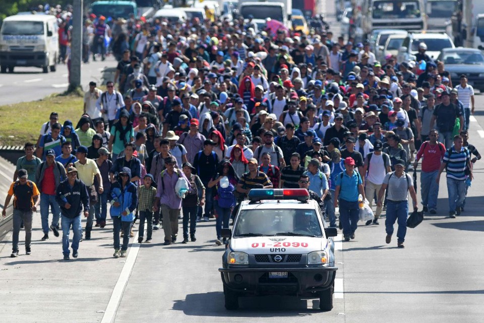 Inspirados pela caravana de Honduras, migrantes de El Salvador embarcam em uma jornada para os Estados Unidos, em San Salvador, 31 de outubro | MARVIN RECINOS / AFP