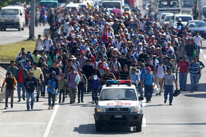 Inspirados pela caravana de Honduras, migrantes de El Salvador embarcam em uma jornada para os Estados Unidos, em San Salvador, 31 de outubro | MARVIN RECINOS / AFP