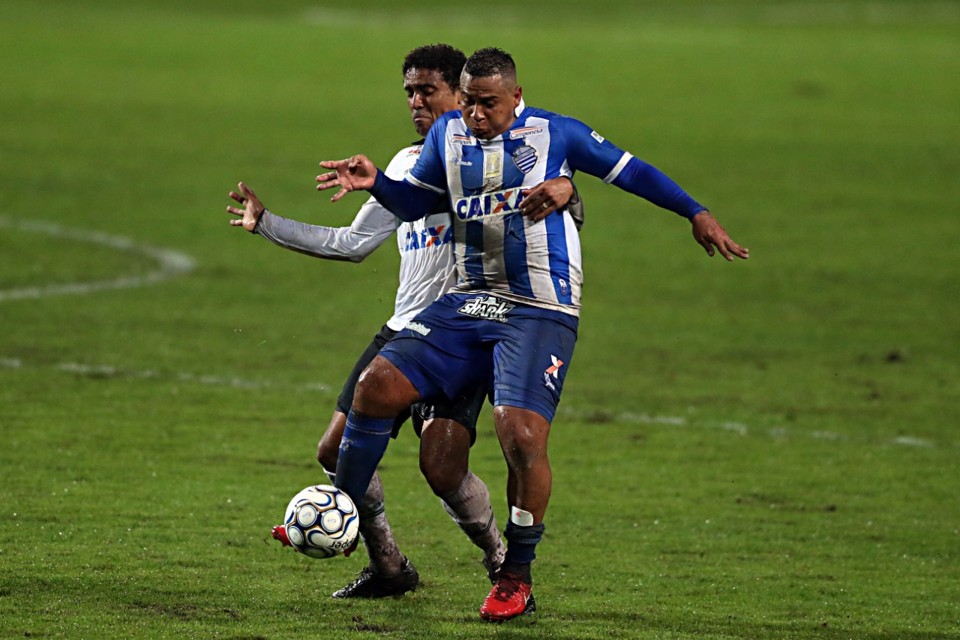 “Coritiba já era, é menos um na briga pela Série A”, provoca Walter após o empate com o CSA Walter, atacante do CSA, foi o responsável pela assistência no gol do time visitante. | Albari Rosa /Gazeta do Povo/