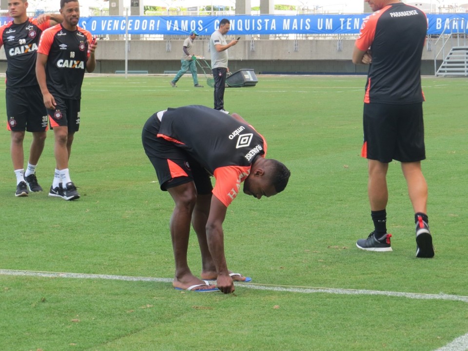 Nikão tira um pedaço do gramado da Fonte Nova. | /Fernando Freire/Globoesporte.com