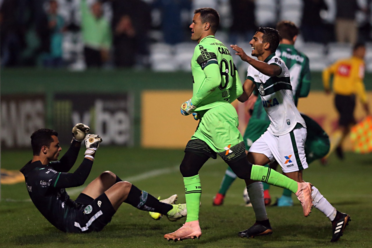 Goleiro Wilson sai para comemorar o gol contra o Juventude. | Albari Rosa/Gazeta do Povo/