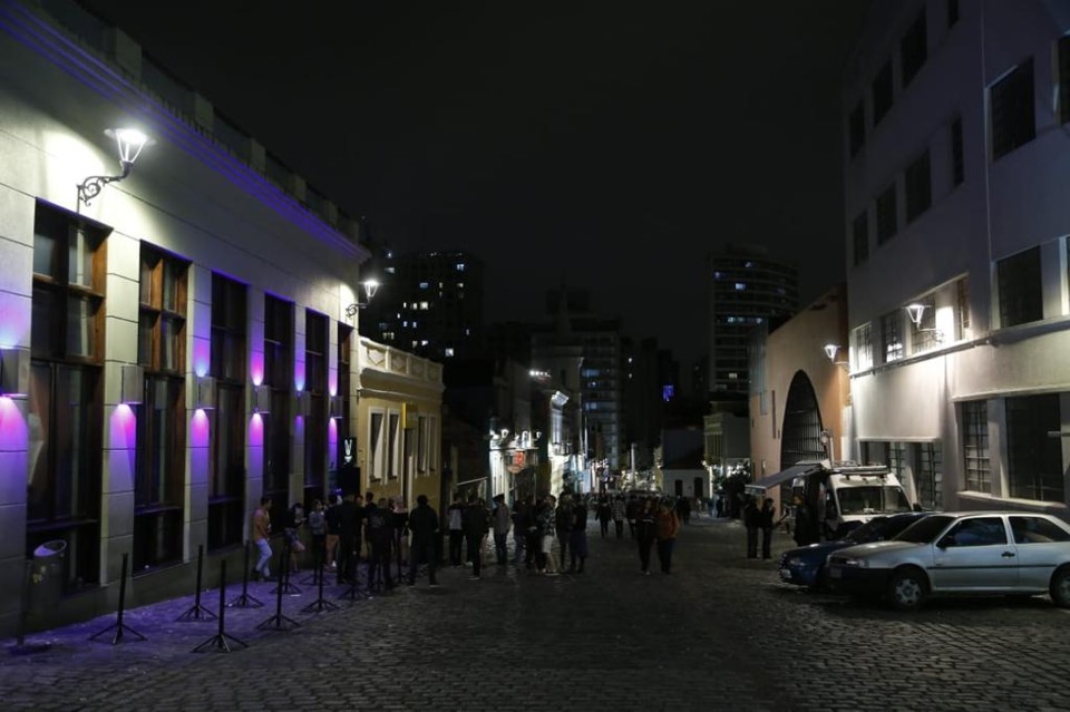 Por volta de 22h30, o clima era de normalidade no Largo da Ordem | André Rodrigues /Gazeta do Povo