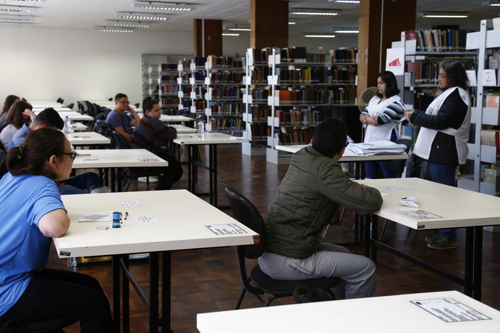 Prova de domingo teve alguns contratempos causados pela confusão dos horários nos aparelhos celulares. | Aniele Nascimento/Gazeta do Povo