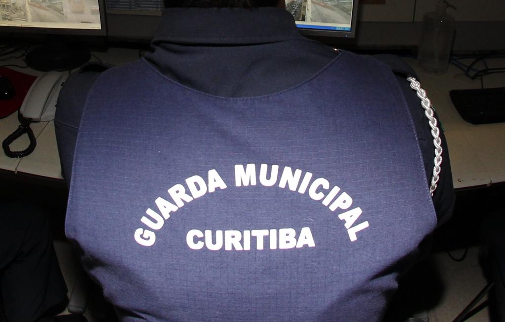 Guarda municipal de Cuitiba atuava como olheiro para evitar problemas para os traficantes. | DANIEL CASTELLANO/DANIEL CASTELLANO