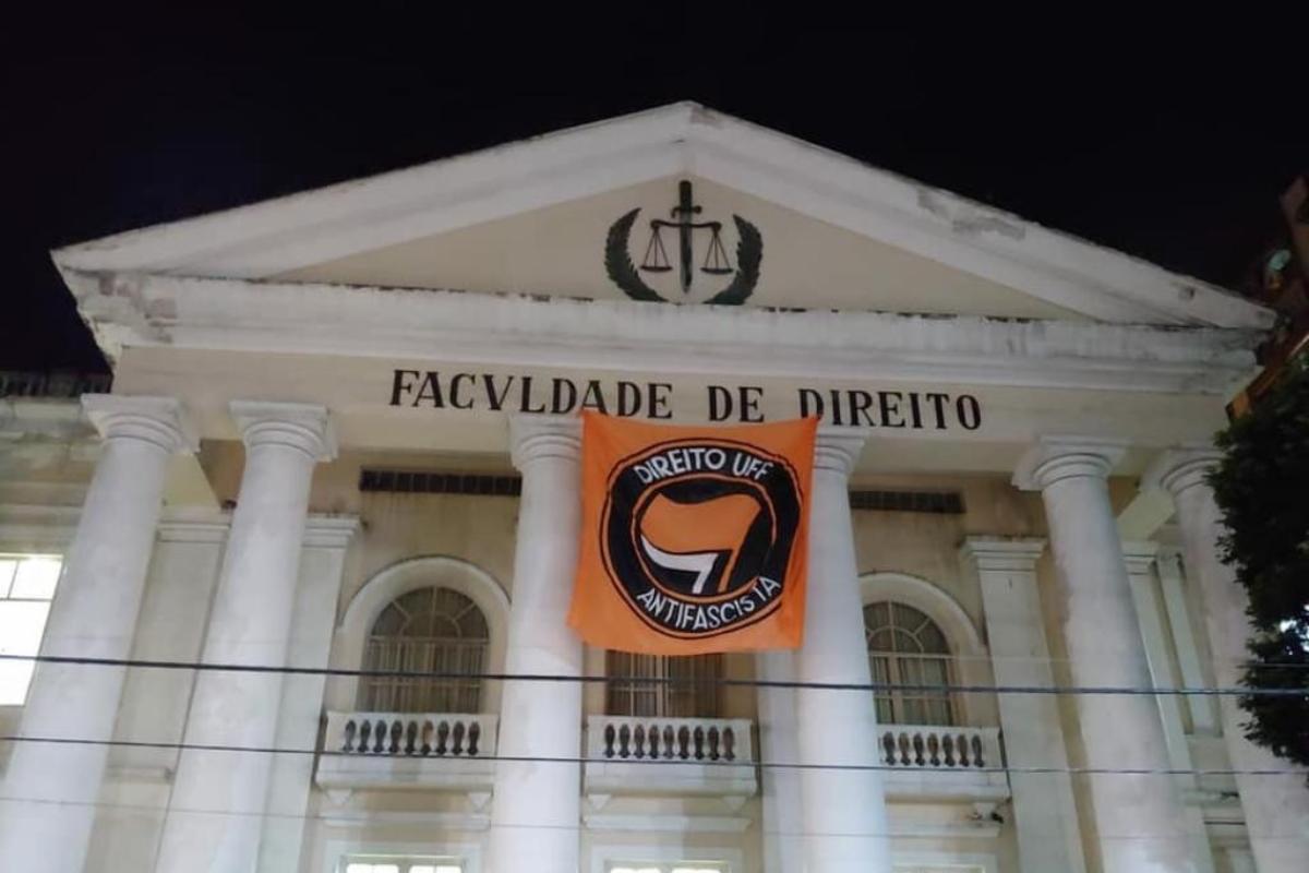 No Rio de Janeiro, a Justiça ordenou que a Faculdade de Direito da Universidade Federal Fluminense (UFF) retirasse da fachada uma bandeira em que aparece “Direito UFF Antifascista”. | Reprodução/Facebook.