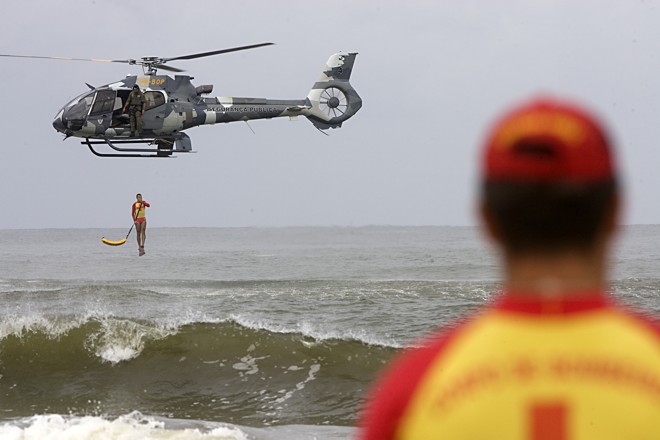 Corpo de Bombeiros terá efetivo de 800 agentes na Operação Verão 2018. | Marco André Lima/Gazeta do Povo