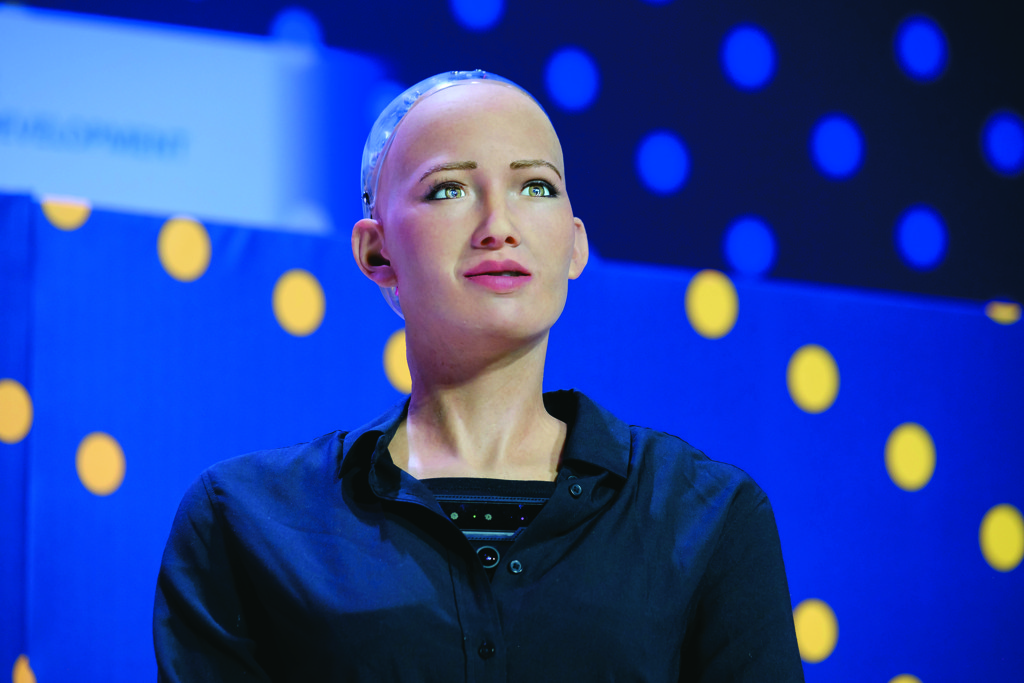 O robô humanoide Sophia simula mais de 60 expressões faciais diferentes, localiza e reconhece rostos, olha nos olhos das pessoas e mantém conversações naturais.