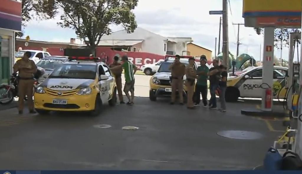 Polícia Militar foi acionada sábado para atender os motoristas lesados no posto do Sítio Cercado. | RPC TV/
