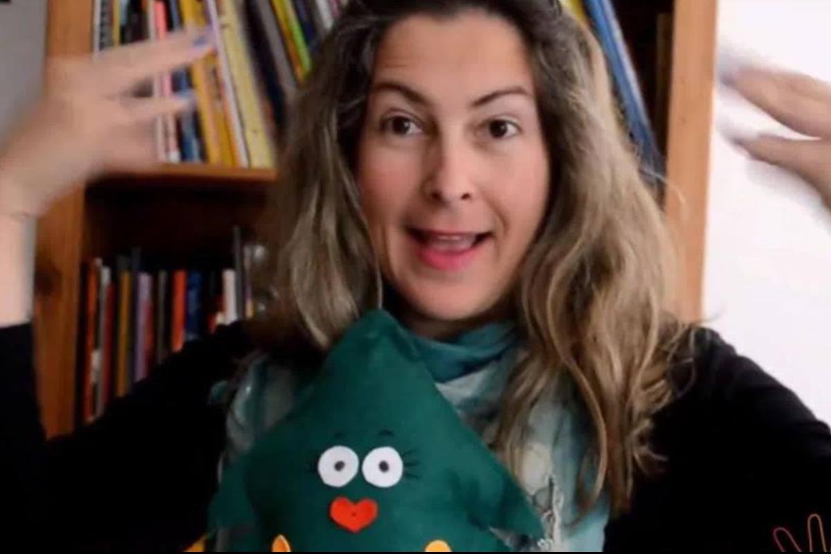 Com o projeto, Carolina pretende também conscientizar pais e professores de que não se alfabetiza uma criança surda sem o ensino de libras. | Reprodução/Facebook.