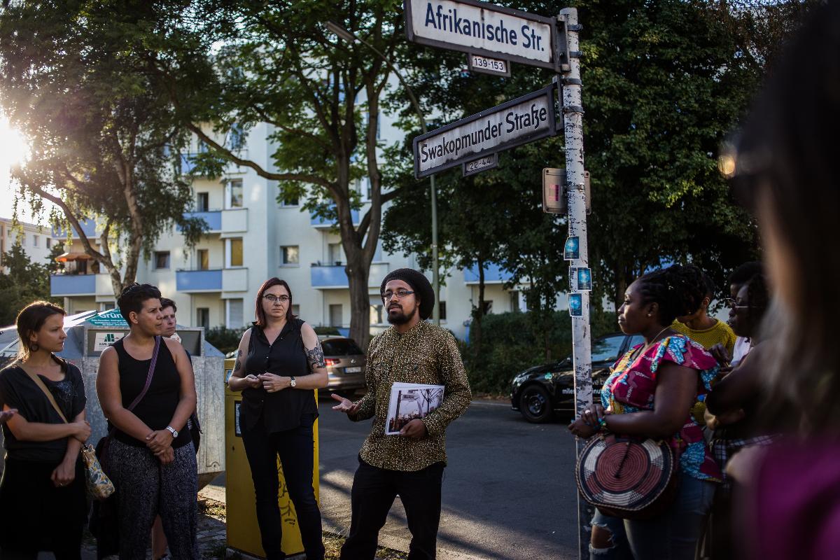 Joshua Aikins faz um tour pelo bairro africano de Berlim, onde o nome das ruas remete ao passado colonial alemão | LENA MUCHA/
NYT