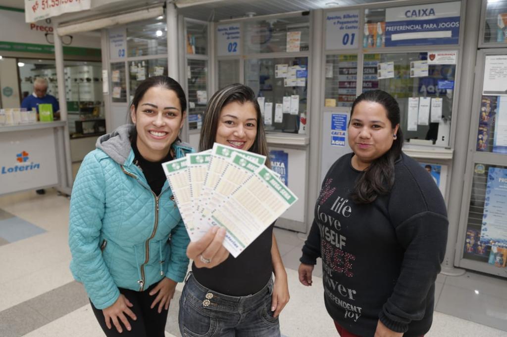 Andressa Vaz, Stephanie dos Anjos e Lucilene de Morais: uma das três registrou a aposta vencedora dos R$ 20 milhões na Loterias Nápoli. | André Rodrigues/Gazeta do Povo