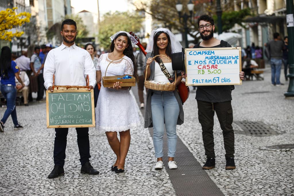 Braian e Letícia, que casam neste sábado, e Giovani e Laís, que recém se tornaram noivos. | André Rodrigues/Gazeta do Povo