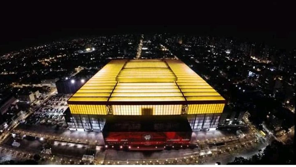 Imagem da Arena da Baixada em amarelo: segundo Petraglia, apoio a Bolsonaro. | /Reprodução Facebook