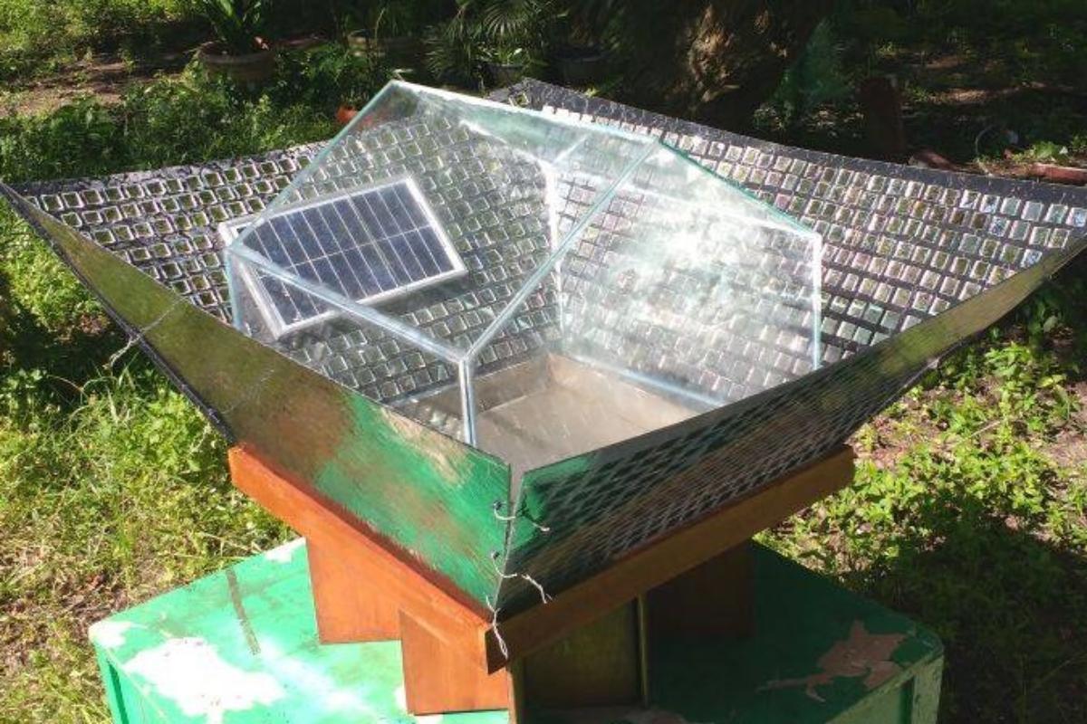 A proposta é baseada em um protótipo feito com materiais reaproveitáveis. Para confecciona-lo, são necessários apenas um recipiente inox, vidro, mangueiras, baldes e espelho. | Aldenir Melo.